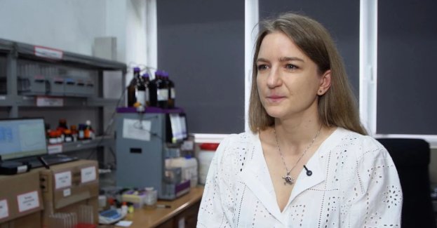Odpady z produkcji papieru czy przemysłu spożywczego mogą się stać surowcem do wytwarzania związków wykorzystywanych m.in. w farmacji i kosmetyce. Naukowcy z Instytutu Chemii Organicznej PAN pracują nad technologią, która do przetwarzania biomasy wykorzystuje światło i procesy elektrochemiczne. Docelowo ma ona pozwolić jednocześnie wytwarzać energię elektryczną i związki organiczne bez wykorzystania ropy naftowej. Zespół przeprowadził już pierwsze eksperymenty na prostych związkach, a kolejnym etapem będą prace m.in. nad ligniną.